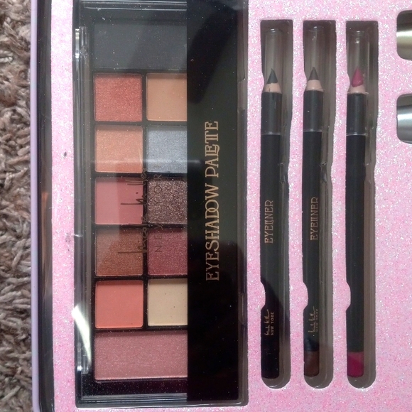 Nicole Miller Essential Eye Collection Makeup Box - Picture 2 of 4